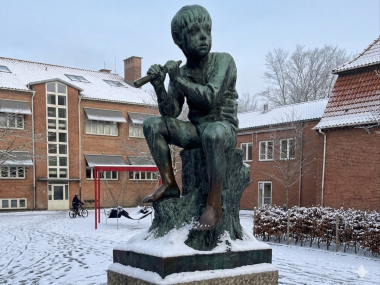 Rødovre skolegård statue
